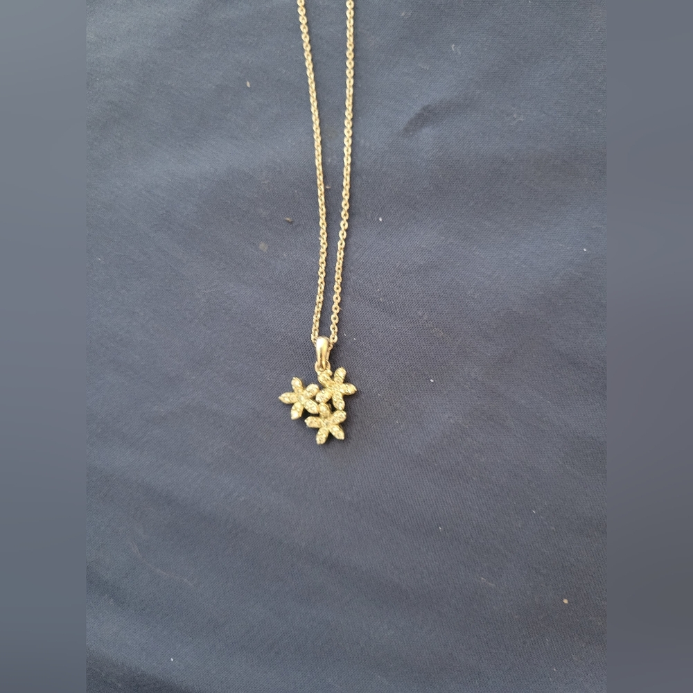 Elegant Gold Floral Pendant Necklace